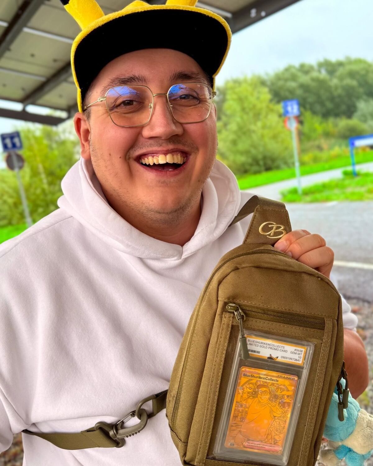 Duncan met een heuptas waarin een gegradeerde BlueShurikenCollects-promokaart zit