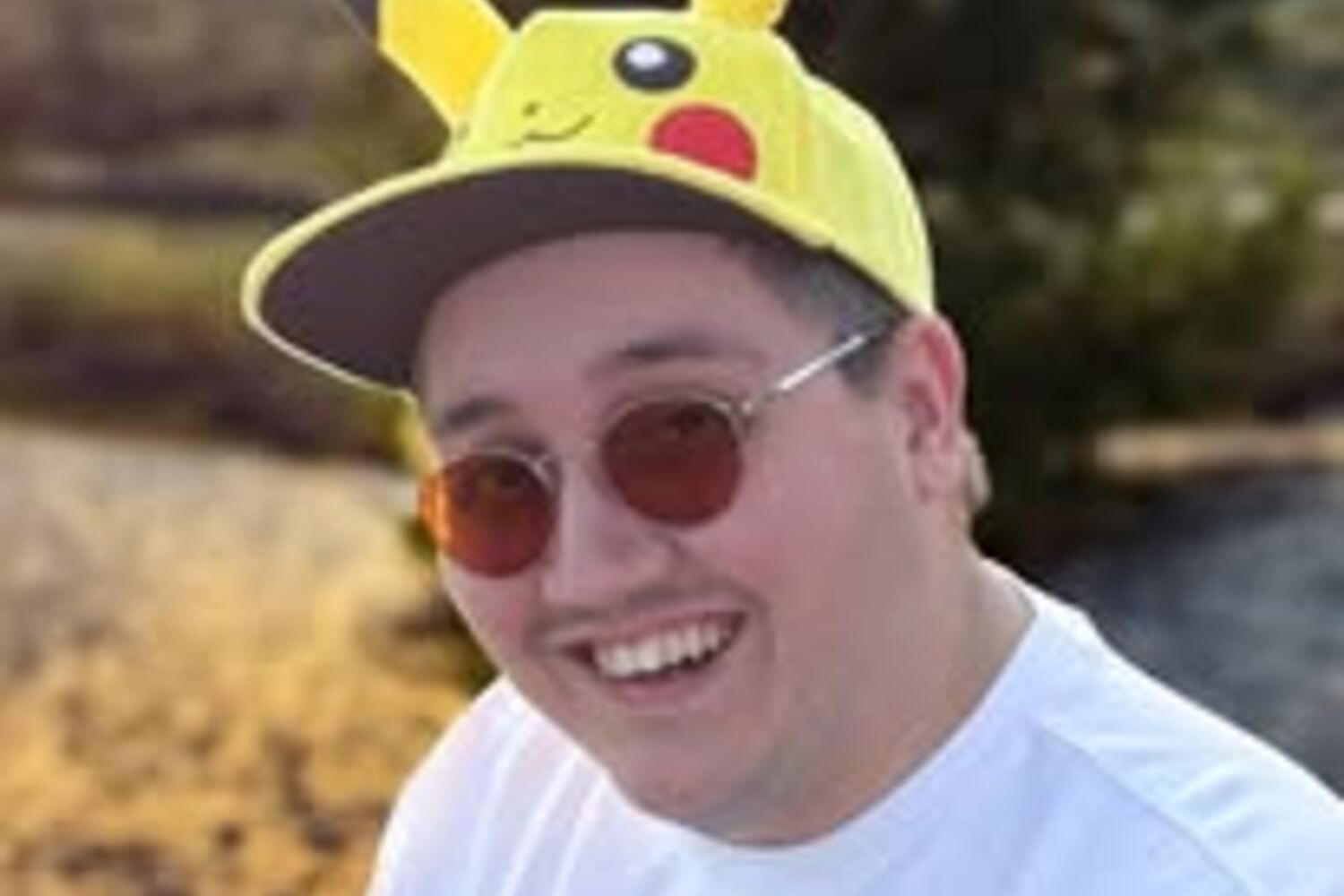 Duncan met Pikachu-pet en zonnebril, buiten in het najaar (liggende uitsnede)